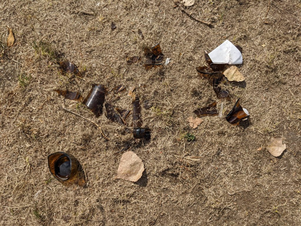 Alaunpark: zerbrochene Flaschen